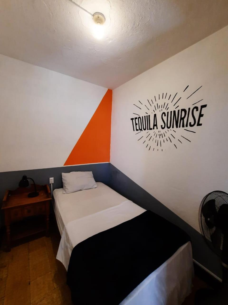 Tequila Sunrise Hostel Гватемала Экстерьер фото